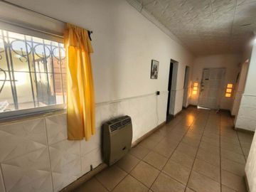 VENTA CASA ESQUINA 2 DORM COCHERA Y PATIO