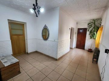 VENTA CASA ESQUINA 2 DORM COCHERA Y PATIO