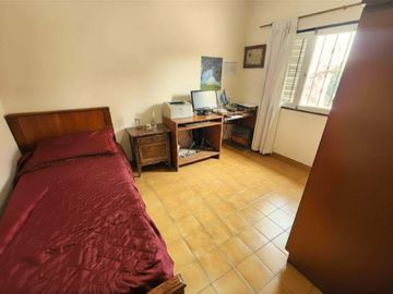 VENTA CASA ESQUINA 2 DORM COCHERA Y PATIO