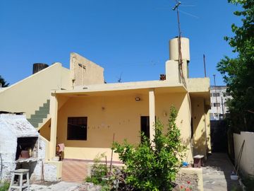 VENTA CASA 3 AMB. COCHERA GALPON APTO CREDITO