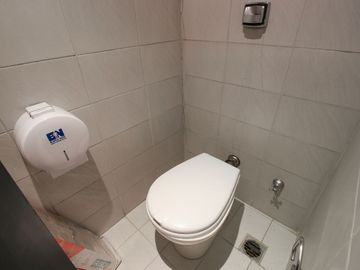 Alquiler Oficina 4 amb Baño Cocina Monserrat