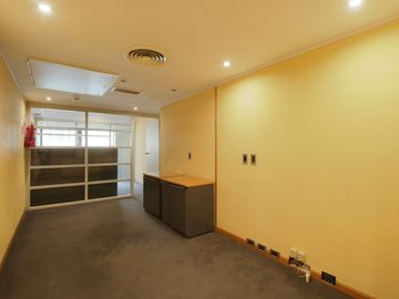 Alquiler Oficina 4 amb Baño Cocina Monserrat