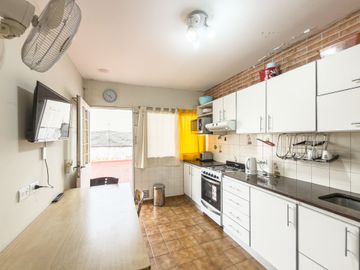 VENTA TALLER MECÁNICO CON CASA DE 4 AMB