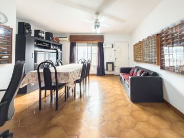 VENTA TALLER MECÁNICO CON CASA DE 4 AMB