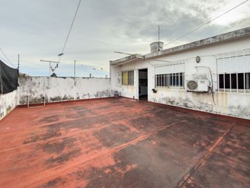 VENTA TALLER MECÁNICO CON CASA DE 4 AMB