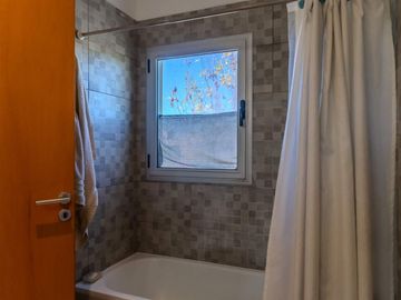 VENTA CASA DE 4 AMBIENTES. BARRIO SANTA CLARA