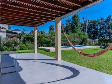 VENTA CASA DE 4 AMBIENTES. BARRIO SANTA CLARA