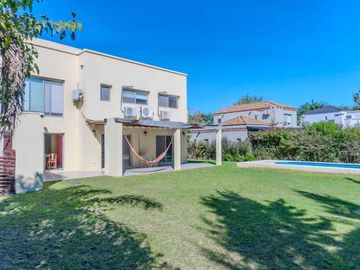 VENTA CASA DE 4 AMBIENTES. BARRIO SANTA CLARA