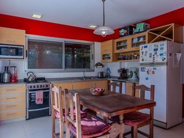 VENTA CASA DE 4 AMBIENTES. BARRIO SANTA CLARA