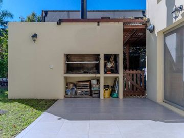 VENTA CASA DE 4 AMBIENTES. BARRIO SANTA CLARA