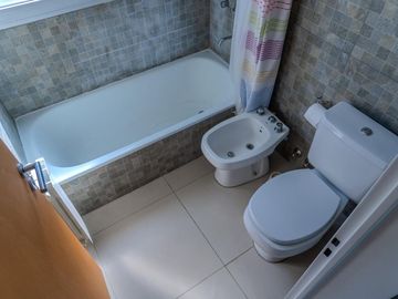 VENTA CASA DE 4 AMBIENTES. BARRIO SANTA CLARA