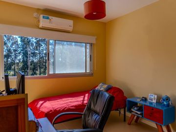 VENTA CASA DE 4 AMBIENTES. BARRIO SANTA CLARA