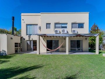 VENTA CASA DE 4 AMBIENTES. BARRIO SANTA CLARA
