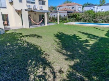 VENTA CASA DE 4 AMBIENTES. BARRIO SANTA CLARA