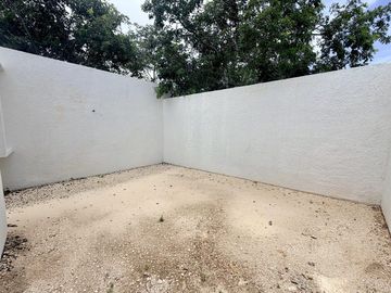 CASA EN VENTA DE UN SOLO NIVEL CON 500m2 DE TERRENO, 3 HAB Y ALBERCA