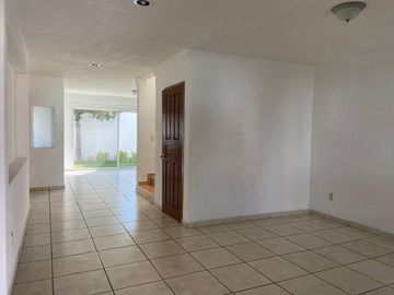 RENTA DE CASA EN PRIVADA BUGAMBILIAS - COLONIA LAS HADAS, QUERÉTARO