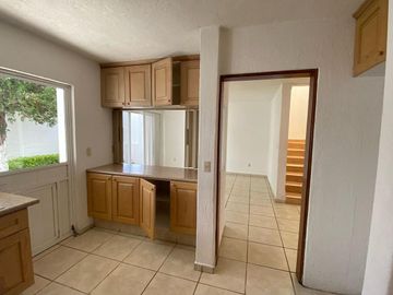 RENTA DE CASA EN PRIVADA BUGAMBILIAS - COLONIA LAS HADAS, QUERÉTARO