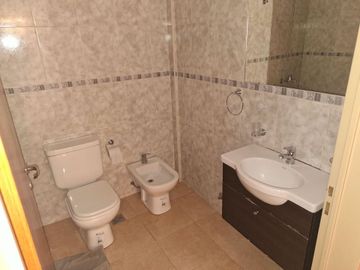 ALQUILA SEMIPISO 2 AMB COCHERA V URQUIZA