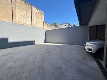 DOS AMBIENTES A ESTRENAR CON COCHERA LANUS-OESTE