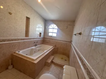 Casa en Venta en Residencial la Hacienda, Torreón: Amplia y Bien Ubicada