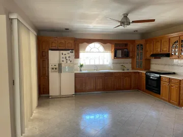 Casa en Venta en Residencial la Hacienda, Torreón: Amplia y Bien Ubicada