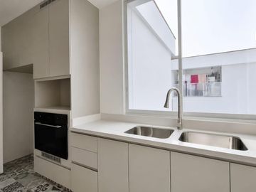 DÚPLEX EN VENTA EN MIRAFLORES – PISCINA PRIVADA / 226 M² / ACCESO DIRECTO AL PARQUE BLUME
