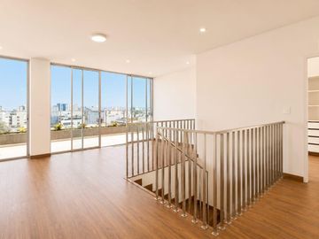 DÚPLEX EN VENTA EN MIRAFLORES – PISCINA PRIVADA / 226 M² / ACCESO DIRECTO AL PARQUE BLUME
