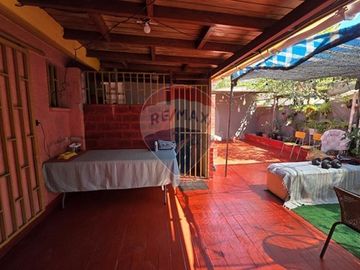 Casa 4D con patio y quincho - Metro Trinidad