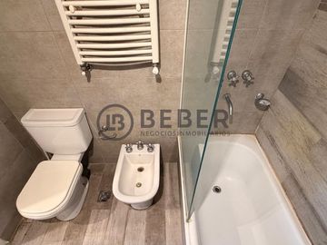 En venta dos ambientes al contrafrente con balcon, Plaza Mitre