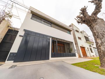 Casa a la venta de 3 dormitorios con pileta y cochera, Alberdi, Rosario