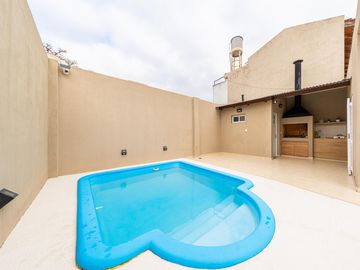Casa a la venta de 3 dormitorios con pileta y cochera, Alberdi, Rosario