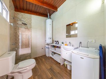Casa a la venta de 3 dormitorios con pileta y cochera, Alberdi, Rosario