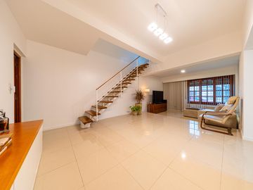 Casa a la venta de 3 dormitorios con pileta y cochera, Alberdi, Rosario