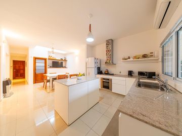 Casa a la venta de 3 dormitorios con pileta y cochera, Alberdi, Rosario