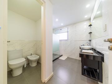 Casa a la venta de 3 dormitorios con pileta y cochera, Alberdi, Rosario