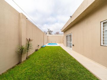 Casa a la venta de 3 dormitorios con pileta y cochera, Alberdi, Rosario