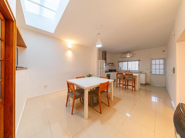 Casa a la venta de 3 dormitorios con pileta y cochera, Alberdi, Rosario