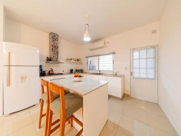 Casa a la venta de 3 dormitorios con pileta y cochera, Alberdi, Rosario
