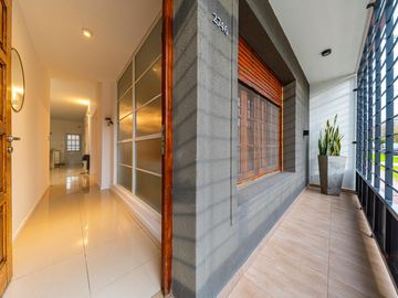 Casa a la venta de 3 dormitorios con pileta y cochera, Alberdi, Rosario