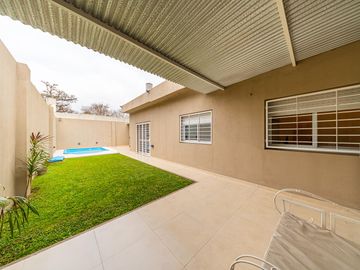 Casa a la venta de 3 dormitorios con pileta y cochera, Alberdi, Rosario