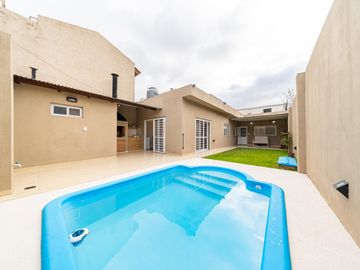 Casa a la venta de 3 dormitorios con pileta y cochera, Alberdi, Rosario