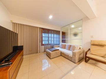 Casa a la venta de 3 dormitorios con pileta y cochera, Alberdi, Rosario