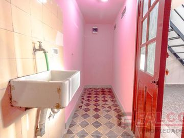 Local en esquina con entrepiso - Incluye expensas, abl y aysa
