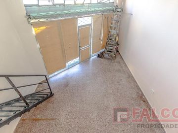 Local en esquina con entrepiso - Incluye expensas, abl y aysa