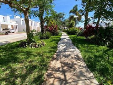 Casa con Paneles Solares en Venta en Privado Botánico, Conkal, Yucatán.