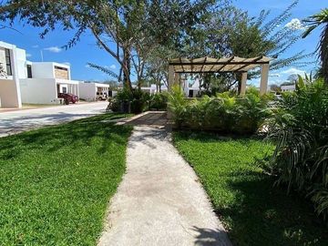 Casa con Paneles Solares en Venta en Privado Botánico, Conkal, Yucatán.