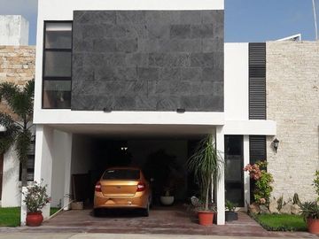 Casa con Paneles Solares en Venta en Privado Botánico, Conkal, Yucatán.