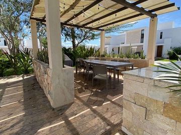 Casa con Paneles Solares en Venta en Privado Botánico, Conkal, Yucatán.