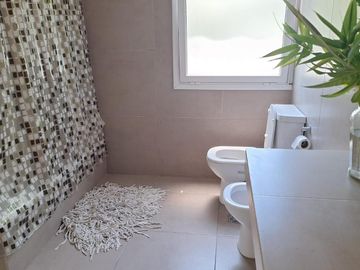 Casa práctica, abierta y luminosa