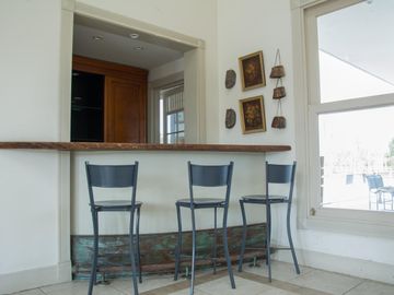 Casa práctica, abierta y luminosa